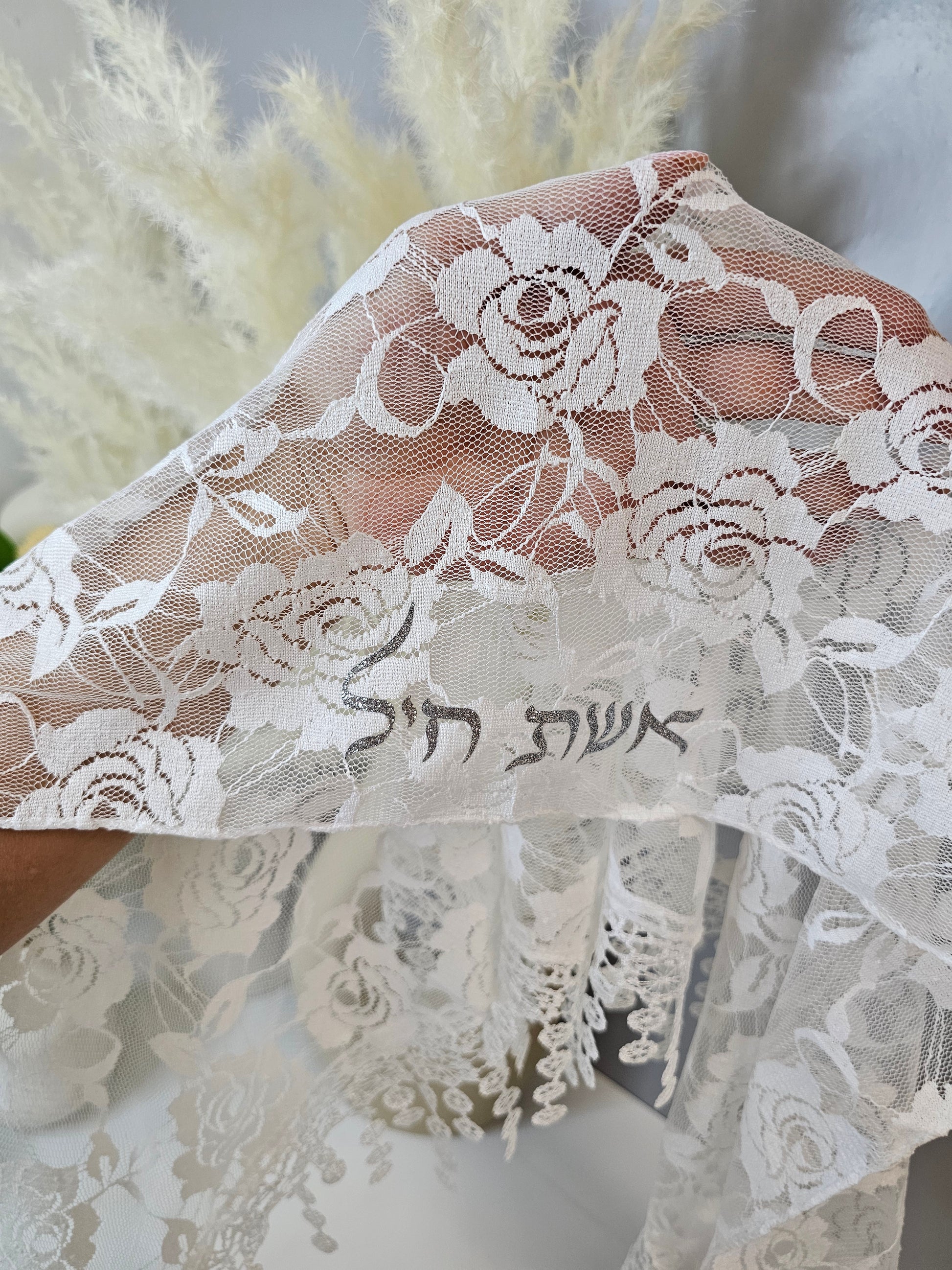 White triangle lace veil with custom embroidery – elegant mitpachat for women