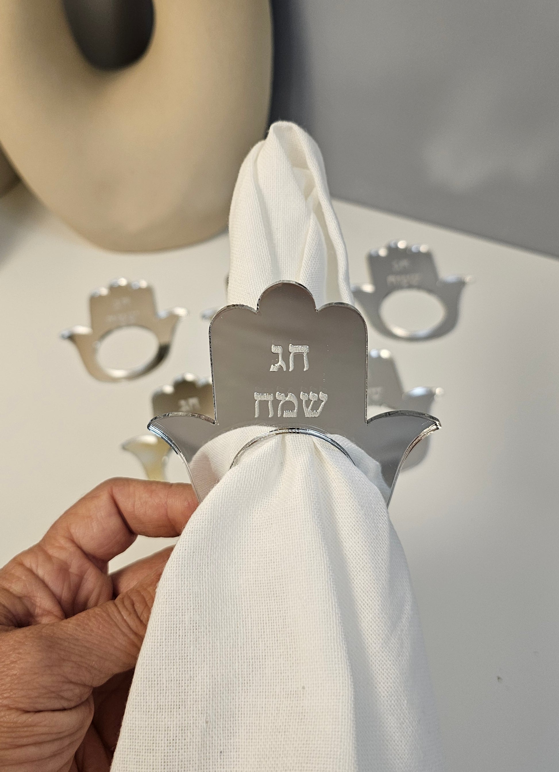 Hamsa-shaped napkin holder with custom engraving – Jewish table deco