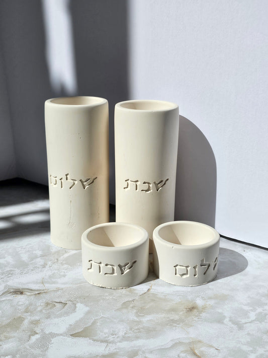 Complete handmade Shabbat set with “Shabbat” and “Shalom” engraved candle holders on sculpted concrete tray in natural finish