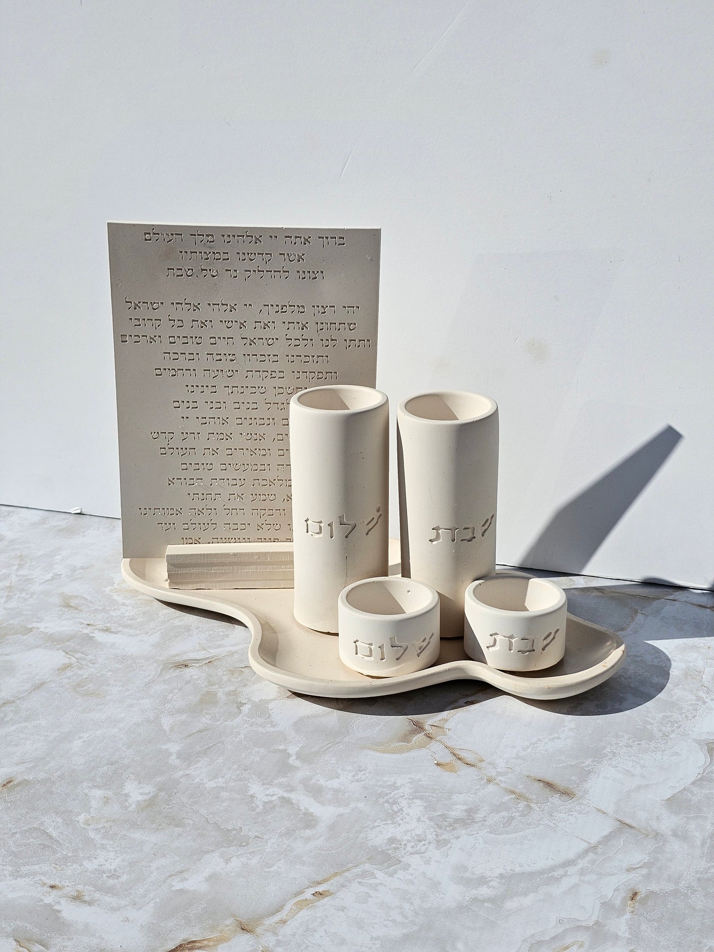 Elegant handmade Shabbat set in stone-look concrete with blessing plaque, vases, and tealight holders on sculpted tray