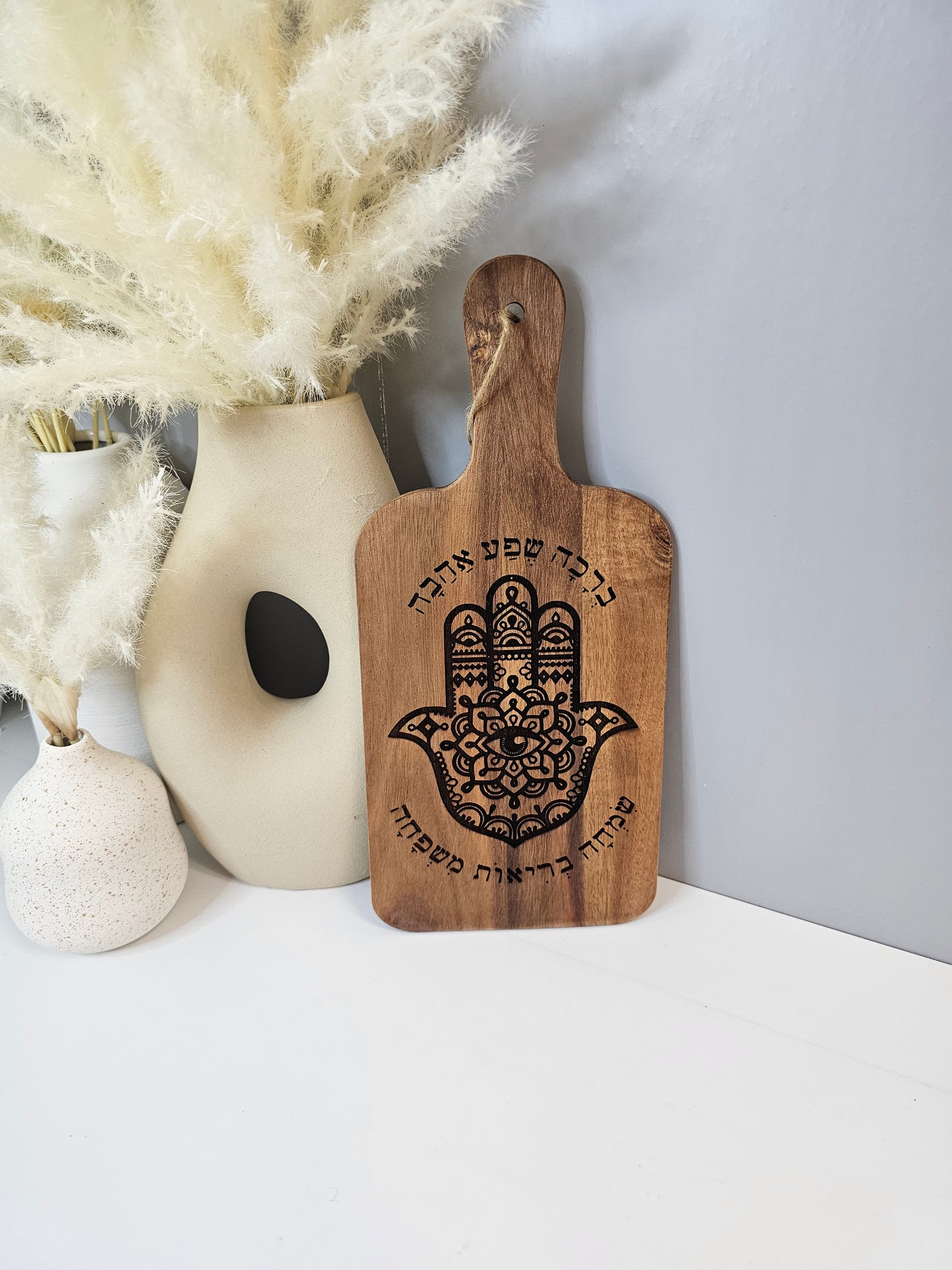 Hamsa-shaped wooden cutting board – personalized Judaica kitchen decor